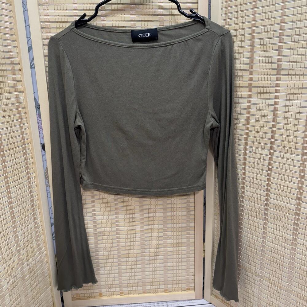 Cinder Top Women's Size Small Green Cropped Flared Long Sleeves